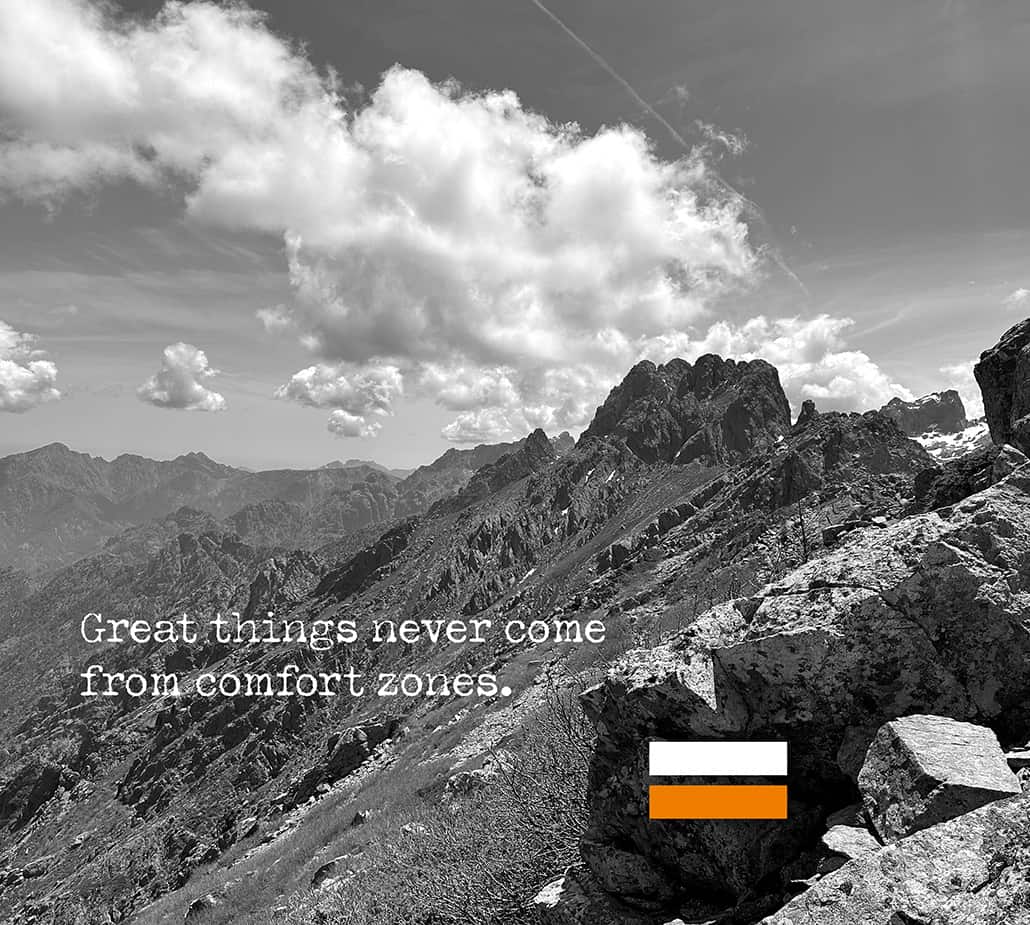 Hohe Berggipfel mit dem Text: Great things never come from comfort zones.